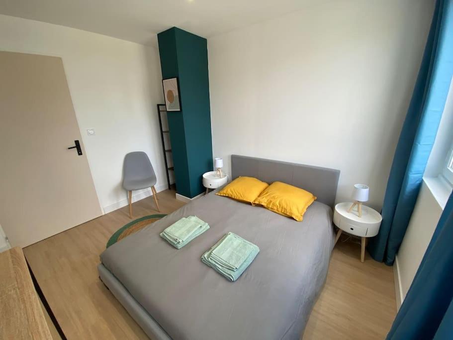 Appartement Familial, 2 Chambres, En Rdc Sur Cour Saint-Florentin  Exteriör bild
