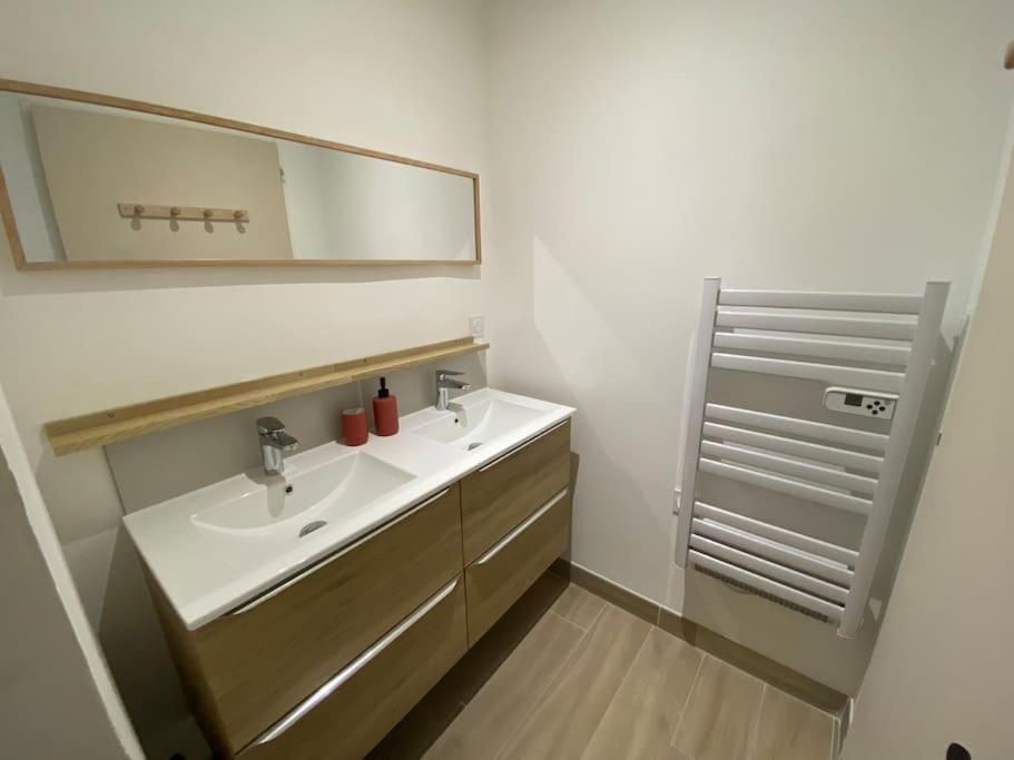 Appartement Familial, 2 Chambres, En Rdc Sur Cour Saint-Florentin  Exteriör bild